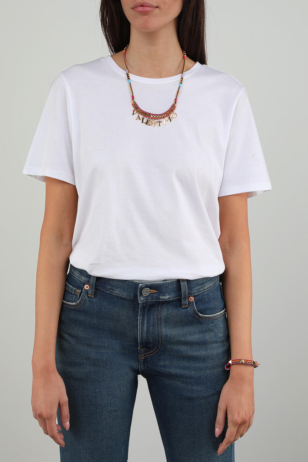 תמונת כל הלוק של שרשרת בד צבעונית עם לוגו מטאלי